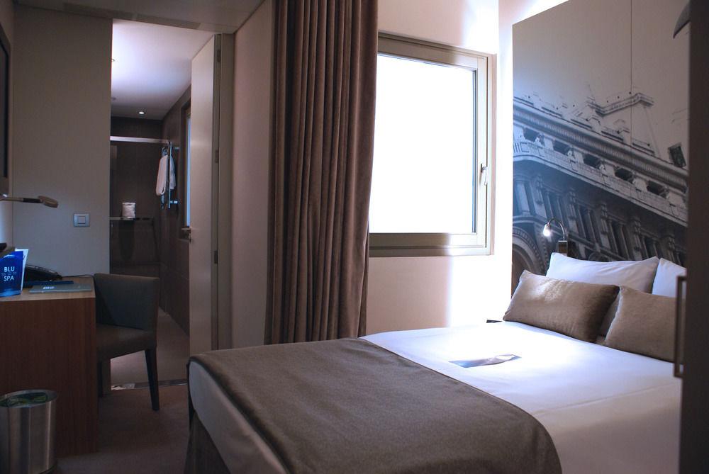 Radisson Blu Hotel, Madrid Prado Exterior photo